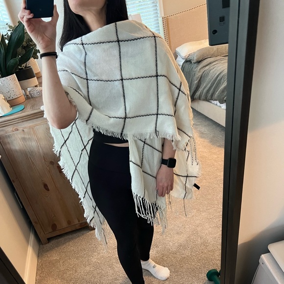 Women’s Wrap Shawl - Picture 2 of 9